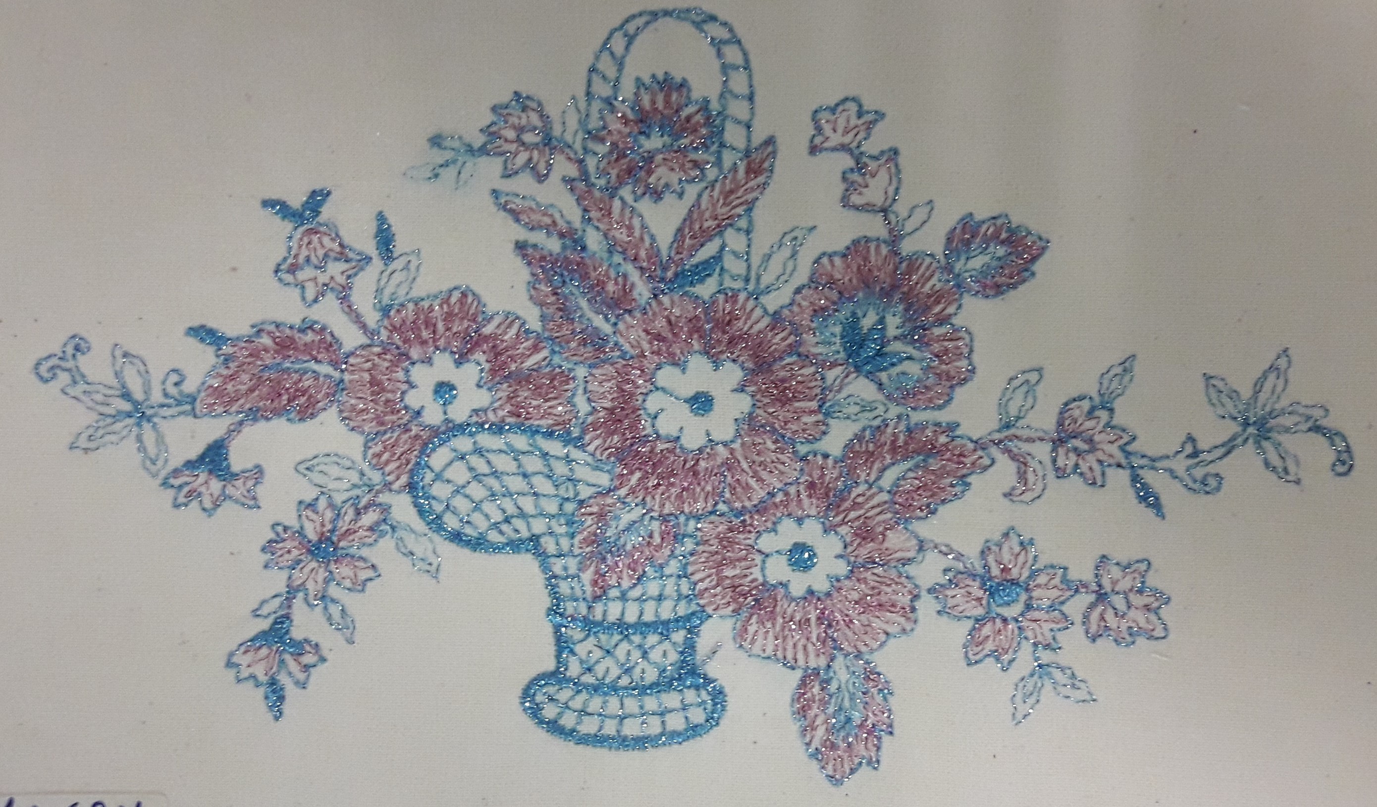 Cesto di fiori ricamato con filati metallici
