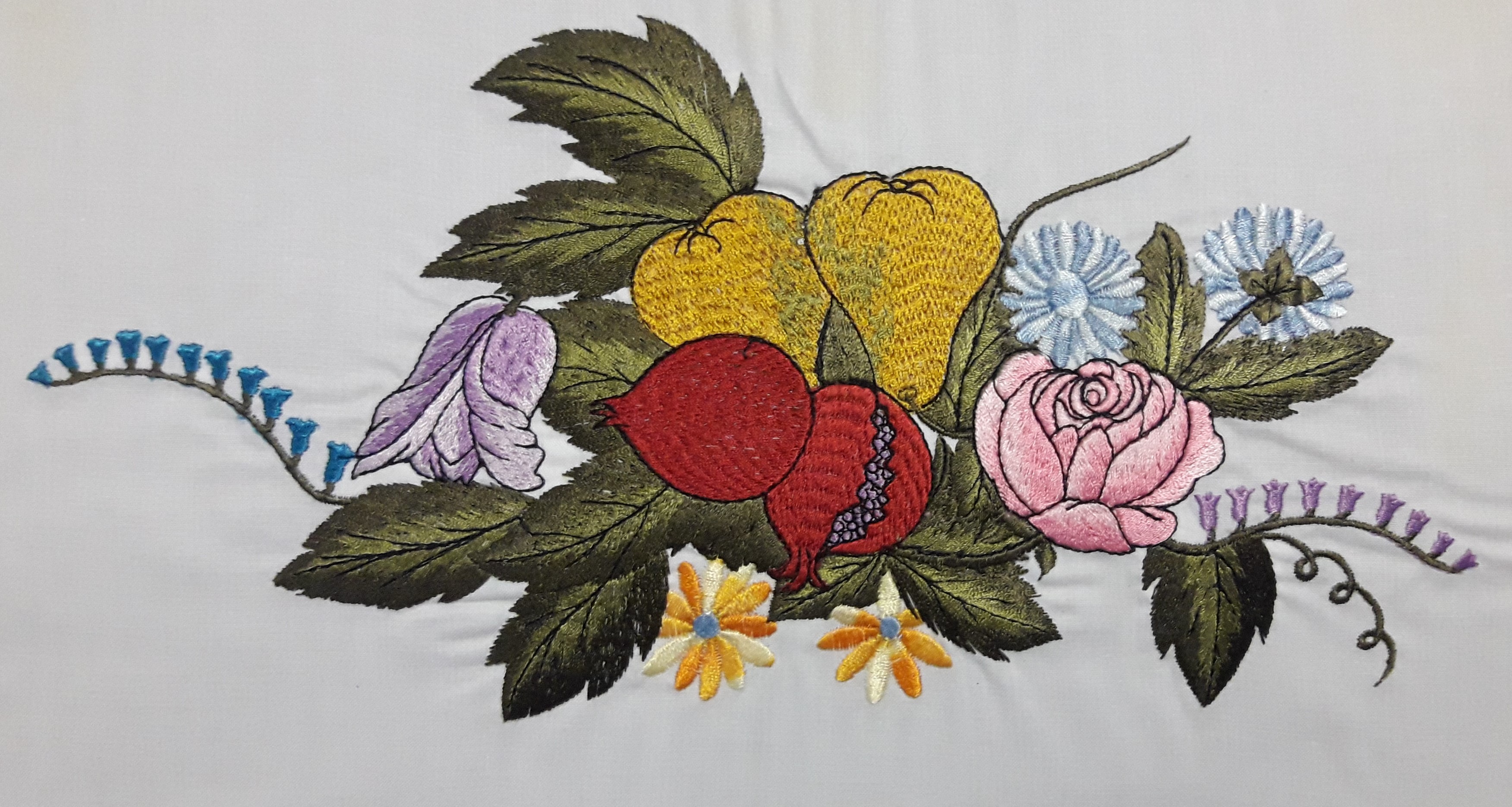 Composizione ricamata di fiori e frutti