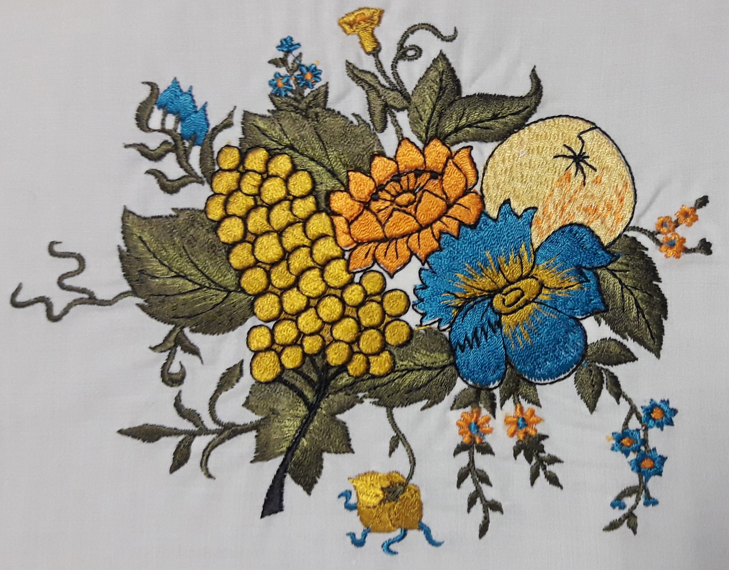 Bouquet ricamato con uva, girasole e viola del pensiero