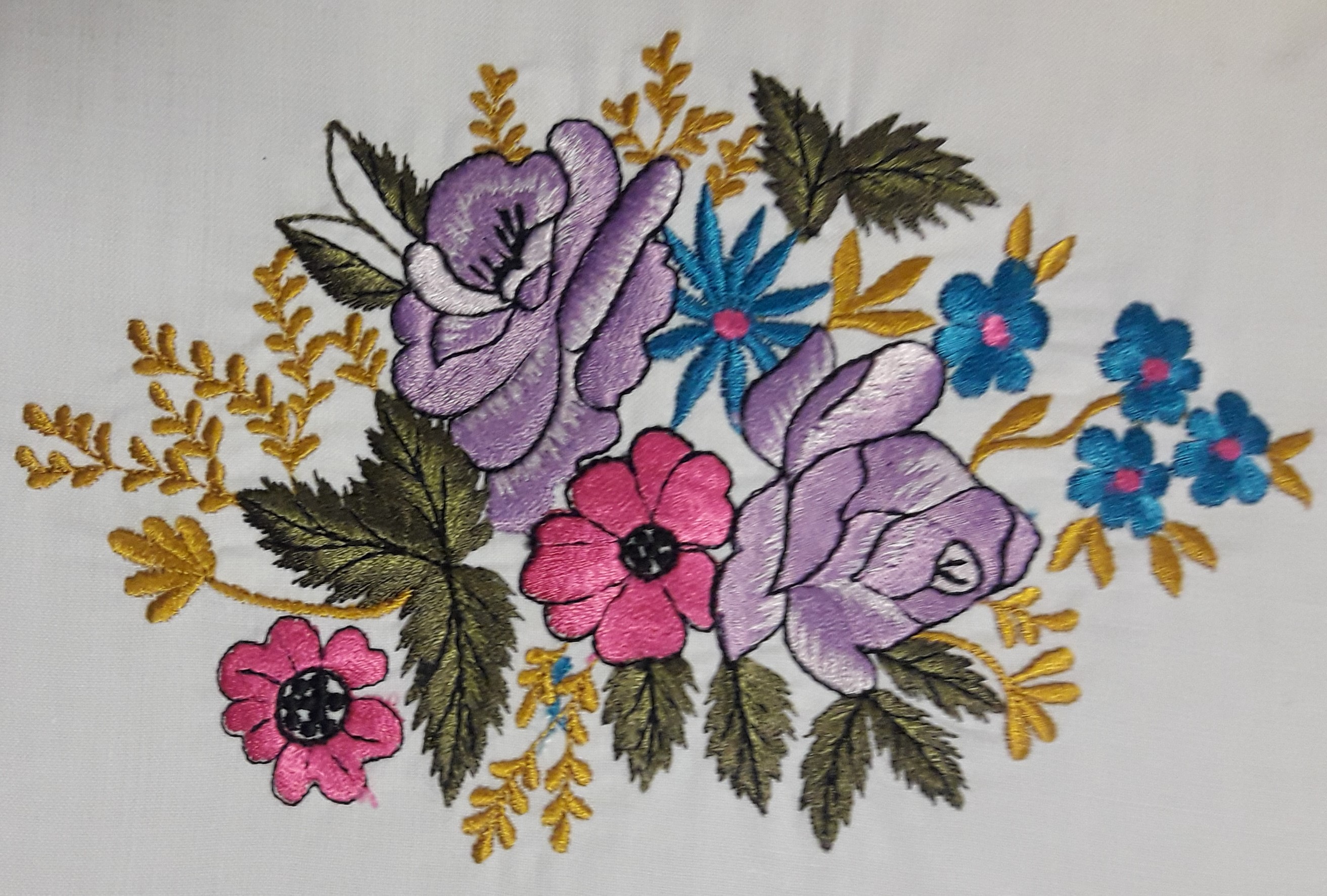 Bouquet ricamato di rose e fiori di campo