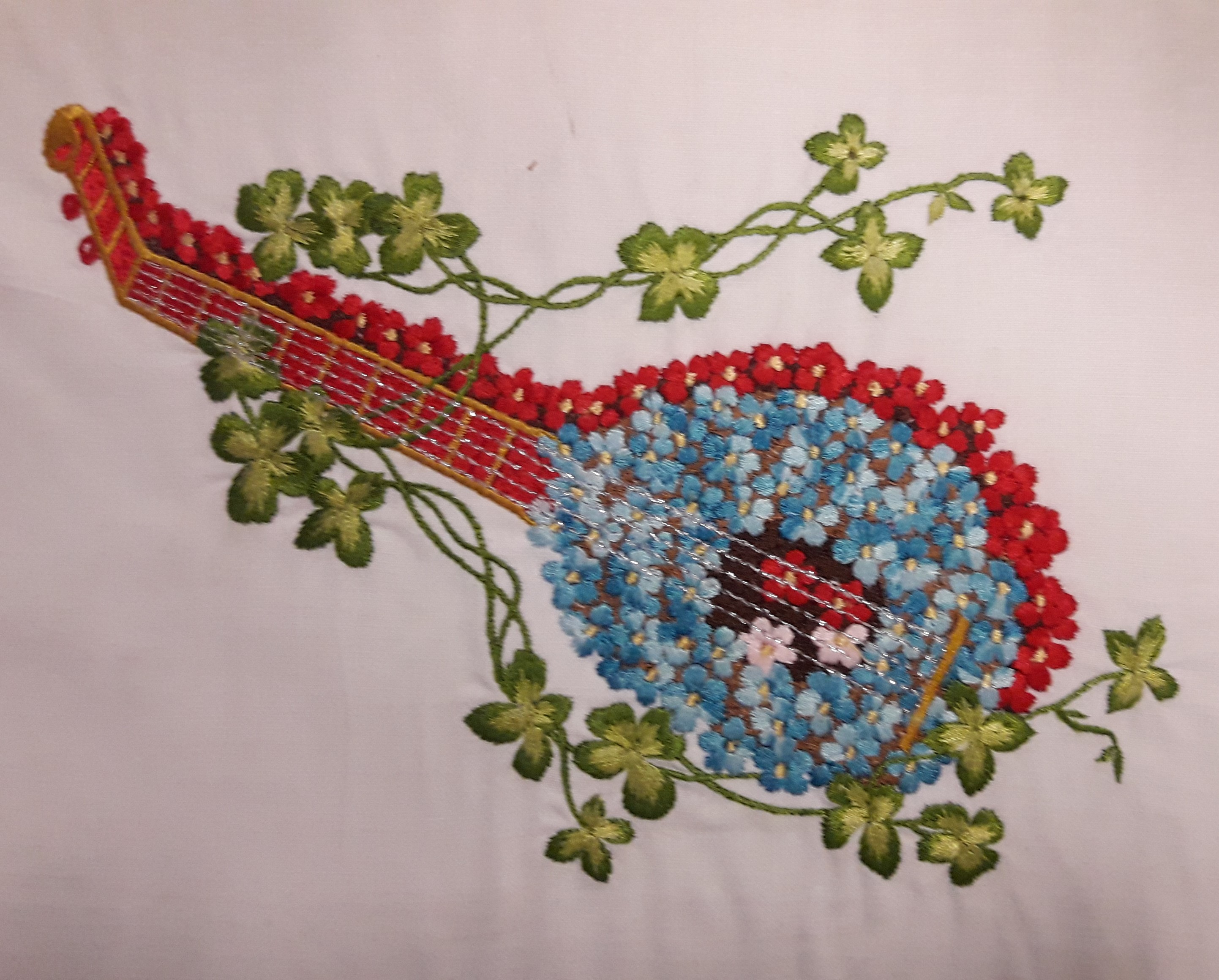 Mandolino ricamato composto di fiori