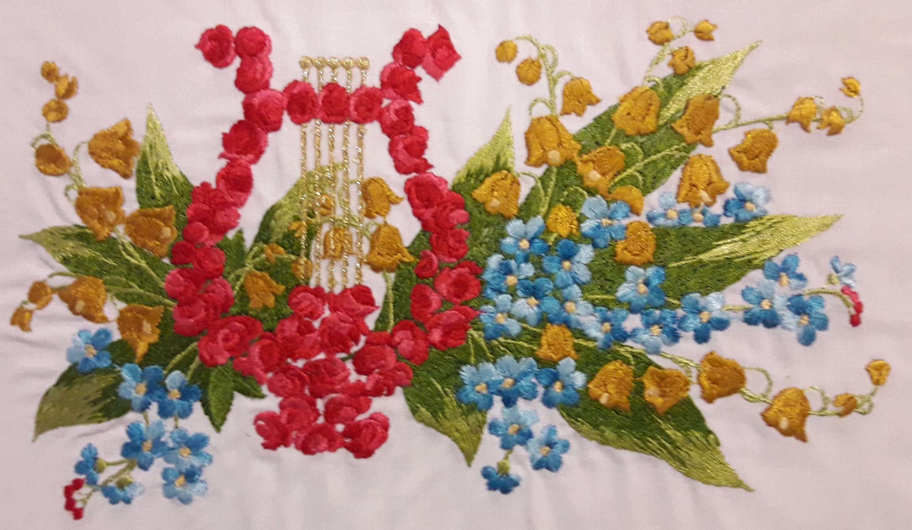 Lira ricamata tra rose e fiori