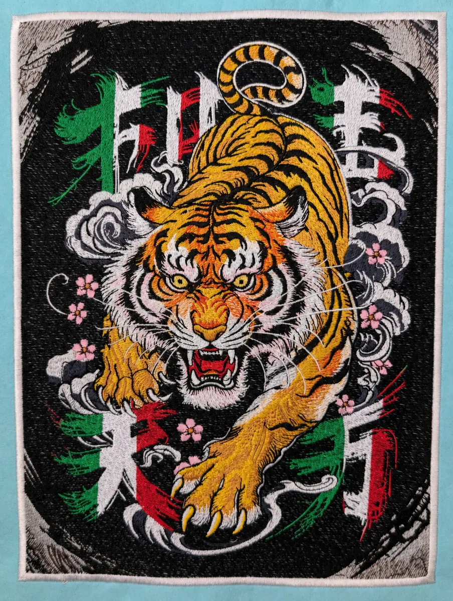 Tigre ricamata in stile tatuaggio giapponese con fiori di ciliegio e tricolore